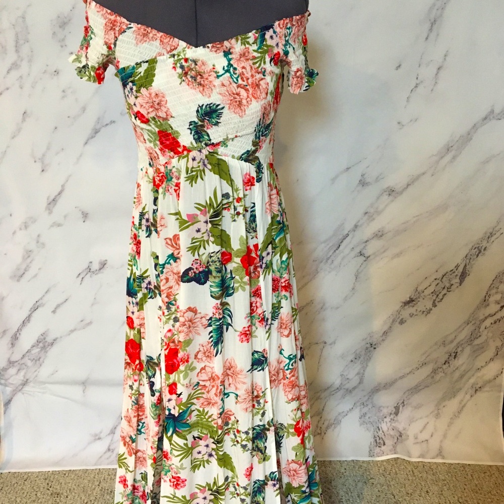 NWT Floral Maxi Dress w two leg slit Sz S